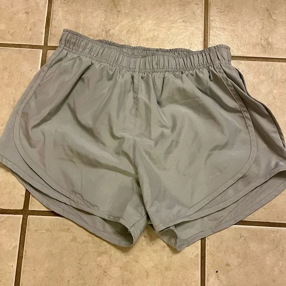Nike Women's Gray Athletic Shorts Size Small - Picture 1 of 3